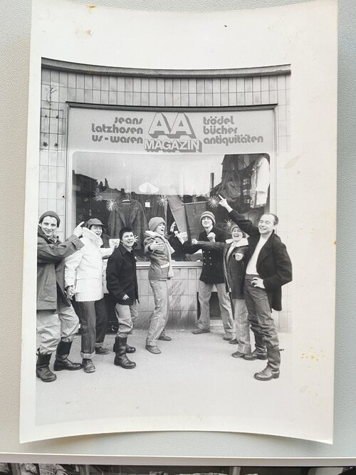 Gründung des AA-Magazins und des AA-Shops in Neusiedl